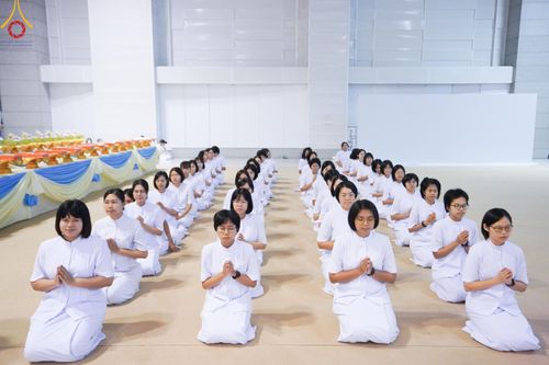 ภาพ No.146138:วันมหารำลึก ครั้งที่ 34 พิธีร่วมรำลึกถึงนักสร้างบารมีที่ล่วงลับไปแล้ว , พิธีสวดพระพุทธมนต์ ณ ห้องแก้วสารพัดนึก 1 วัดพระธรรมกาย วันเสาร์ที่ 27 กรกฎาคม พ.ศ. 2567