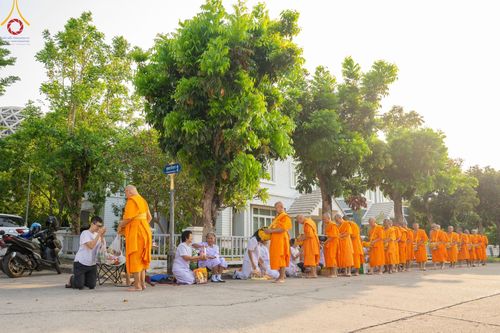 ภาพ No.136093:พระธรรมทายาท โครงการบวชพระนานาชาติ AEC & WAB ผู้บริหารรุ่นที่ 2 บิณฑบาต ณ หอฉันคุณยายอาจารย์ฯ เมืองแก้วมณี หมู่บ้านแก้วพุทธรักษา วันที่ 28 เมษายน พ.ศ. 2567