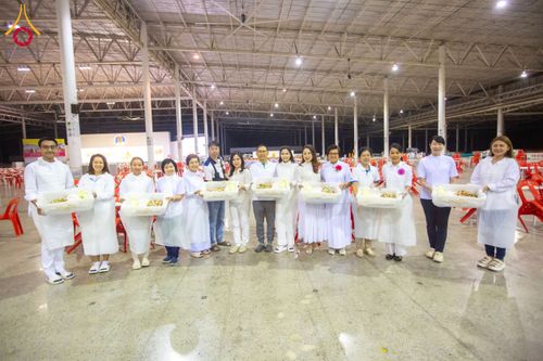 ภาพ No.202732:พิธีถวายภัตตาหารเป็นสังฆทาน แด่พระธรรมยาตรา ณ วัดพระธรรมกาย ตำบลคลองสาม อำเภอคลองหลวง จังหวัดปทุมธานี ในโครงการธรรมยาตรา กตัญญูบูชา มหาปูชนียาจารย์ พระมงคลเทพมุนี(สด จนฺทสโร) พระผู้ปราบมาร อนุสรณ์สถาน 7 แห่ง ปีที่ 13 วันที่ 28 มกราคม พ.ศ. 2568