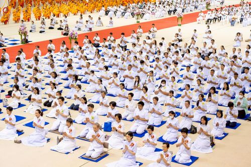 ภาพ No.233816:วันเสาร์ที่ 19 กรกฎาคม พ.ศ.2568 วันมหารำลึก ครั้งที่ 35 พิธีรำลึกถึงนักสร้างบารมี , พิธีสวดพระพุทธมนต์ , พิธีทอดผ้าบังสกุลและถวายไทยธรรม วัดพระธรรมกาย