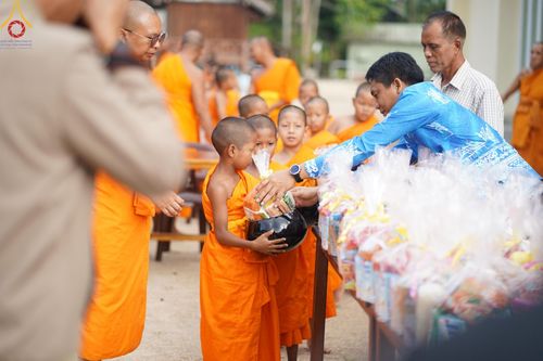 ภาพ No.61118:สามเณรออกบิณฑบาต และกิจกรรมอบรมสามเณร ในโครงการบรรพชาสามเณรฟื้นฟู พระพุทธศาสนาทั่วไทย ณ ศูนย์อบรมที่พักสงฆ์บ้านร่มเย็น จ.นราธิวาส วันที่ 2-15 เมษายน พ.ศ. 2567