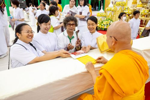 ภาพ No.230985:วันอังคารที่ 1 กรกฎาคม พ.ศ. 2568 ผู้ว่าราชการจังหวัดปทุมธานี เป็นประธานพิธีต้อนรับ สัญญาบัตร พัดยศ พระครูสัญญาบัตรสายต่างประเทศ วัดพระธรรมกาย ประจำปี พ.ศ. 2568 จำนวน 19 รูป