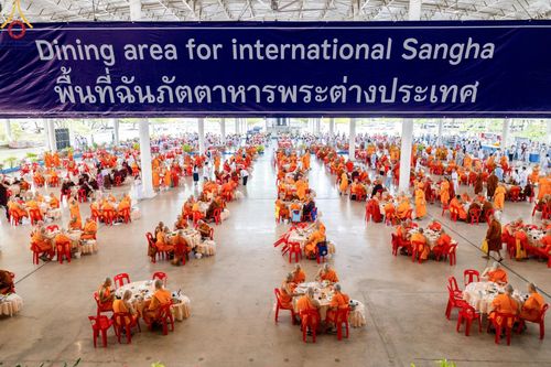 ภาพ No.60262:คณะสงฆ์ 10,000 กว่าวัดฉันภัตตาหารเพล ในวันคุ้มครองโลก วันจันทร์ที่ 22 เมษายน พ.ศ. 2567 ณ สภาธรรมกายสากล วัดพระธรรมกาย