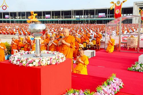 ภาพ No.221608:วันอังคารที่ 22 เมษายน พ.ศ. 2568 ภาพพิธีถวายมหาสังฆทานคณะสงฆ์ 40,000 กว่าวัดทั่วประเทศ เนื่องในวันคุ้มครองโลก ชุดที่ 2 (ปลื้มให้สมการรอคอย) ณ ลานธรรมพระมหาธรรมกายเจดีย์ วัดพระธรรมกาย