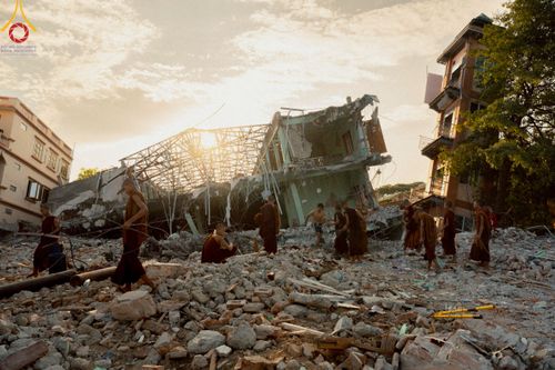 ภาพ No.220353:วันที่ 17 เมษายน พ.ศ. 2568 ผู้แทนวัดพระธรรมกาย ลงพื้นที่เยียวยา ซับน้ำตาเหยื่อแผ่นดินไหวมัณฑะเลย์