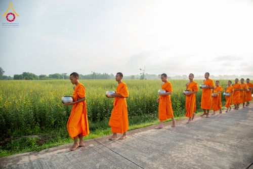 ภาพ No.217984:วันศุกร์ที่ 11 เมษายน พ.ศ. 2568 พระและสามเณร 99 รูป จากศูนย์ปฏิบัติธรรมระยอง(บ้านช่องลม) บิณฑบาต ณ ทุ่งปอเทือง ต.บางบุตร อ.บ้านค่าย จ.ระยอง เพื่อเป็นการฝึกสามเณรภาคฤดูร้อน ผ่านกิจวัตรบิณฑบาตในพื้นที่ชุมชน