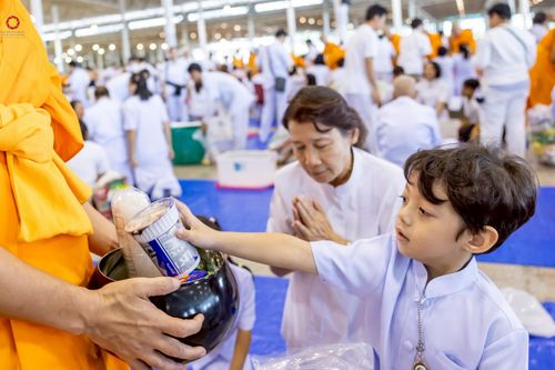 ภาพ No.243526:วันที่ 7 กันยายน พ.ศ. 2568 พิธีตักบาตร ข้าวสารอาหารแห้ง ในวันครูผู้ค้นพบวิชชาธรรมกาย ณ บ้านแก้วเรือนทองคุณยายฯ สภาธรรมกายสากล วัดพระธรรมกาย