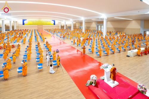 ภาพ No.208832:พระบาทสมเด็จพระเจ้าอยู่หัวทรงพระกรุณาโปรดเกล้าฯ พระราชทานภัตตาหารพระราชทาน แด่พระภิกษุ สามเณร ในการสอบบาลีสนามหลวง ณ วัดพระธรรมกาย วันที่ 22 กุมภาพันธ์ พ.ศ. 2568 ณ วัดพระธรรมกาย อำเภอคลองหลวง จังหวัดปทุมธานี