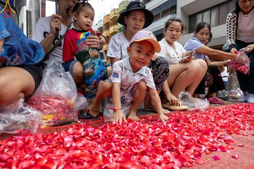 ภาพ No.128245:พิธีอัญเชิญพระบรมสารีริกธาตุ " ใจกลางเมืองนครหาดใหญ่ " เพื่อประดิษฐาน ณ มหารัตนเจดีย์สิริปทุมสวรรค์ (เจดีย์อริยพุทธะ 5 พระองค์) ศูนย์ปฏิบัติธรรมภาคใต้ อ.บางกล่ำ จ.สงขลา  วันที่ 9 มีนาคม พ.ศ.2567 (ชุดที่ 1)