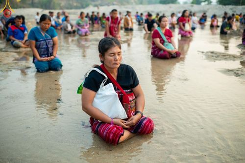 ภาพ No.63323:Photo Story  มหัศจรรย์วัดดงดินแดง Episode 1  พิธีปลงผมนาคธรรมทายาท  ในโครงการบรรพชาอุปสมบทหมู่ ฟื้นฟูพระพุทธศาสนาทั่วไทย วัดดงดินแดง ณ ลำน้ำแม่ตื่น อ.อมก๋อย จ.เชียงใหม่ วันที่ 2 เมษายน พ.ศ. 2567