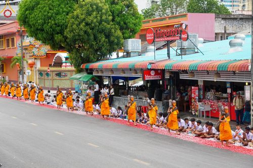 ภาพ No.128533:พิธีอัญเชิญพระบรมสารีริกธาตุ " ใจกลางเมืองนครหาดใหญ่ " เพื่อประดิษฐาน ณ มหารัตนเจดีย์สิริปทุมสวรรค์ (เจดีย์อริยพุทธะ 5 พระองค์) ศูนย์ปฏิบัติธรรมภาคใต้ อ.บางกล่ำ จ.สงขลา  วันที่ 9 มีนาคม พ.ศ. 2567 (ชุดที่ 2)