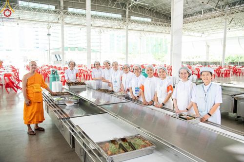 ภาพ No.58867:V.40 ภัตตาหารพระหมื่นวัด เราจัดให้ การปฏิบัติงานของเจ้าหน้าที่และอาสาสมัคร เพื่อรับบุญในการถวายภัตตาหาร แด่คณะสงฆ์ 10,000 กว่าวัดทั่วประเทศ ที่มาร่วมงานวันคุ้มครองโลก จันทร์ที่ 22 เมษายน พ.ศ. 2567 ณ วัดพระธรรมกาย