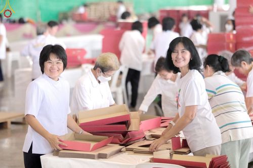 ภาพ No.210922:วันที่ 15 มีนาคม พ.ศ. 2568  บุญบรรจุกล่องไทยธรรม เพื่อถวายแด่พระสังฆาธิการ 40,000 กว่าวัดทั่วไทย ในวันคุ้มครองโลก 22 เมษายน พ.ศ. 2568