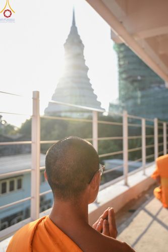 ภาพ No.201349:พระธรรมยาตราปฏิบัติธรรม และถ่ายภาพหมู่ประวัติศาสตร์ ณ อาคารธรรมยาตรา กตัญญูบูชามหาปูชนียาจารย์  ตรงข้ามวัดปากน้ำภาษีเจริญ จ.กรุงเทพมหานคร ในโครงการธรรมยาตรา กตัญญูบูชา มหาปูชนียาจารย์ พระมงคลเทพมุนี(สด จนฺทสโร) พระผู้ปราบมาร อนุสรณ์สถาน 7 แห่ง ปีที่ 13