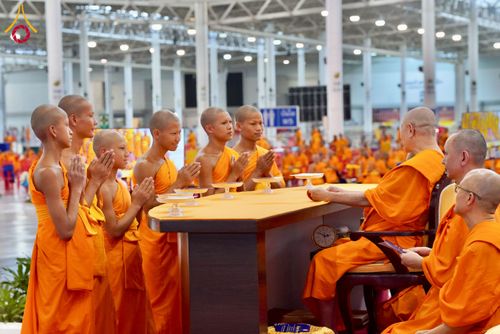 ภาพ No.237488:วันอาทิตย์ที่ 10 สิงหาคม พ.ศ.2568 พิธีมอบใบประกาศเกียรติคุณ โครงการสอบบาลี "ฉลองแชมป์" บูชาธรรม 80 ปี หลวงพ่อธัมมชโย ประจำปี 2568 และ พิธีมอบดวงแก้วสามเณรทรงบาลีไวยากรณ์ ณ สภาธรรมกายสากล วัดพระธรรมกาย ปทุมธานี