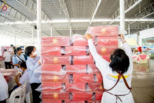 ภาพ No.214381:วันที่ 29 มีนาคม พ.ศ.2568 กิจกรรมใส่ถุงซิปกล่องไทยธรรม เพื่อรักษาความประณีตของกล่องไทยธรรม ในทุกสภาพอากาศ ณ บ้านแก้วเรือนทองคุณยาย วัดพระธรรมกาย