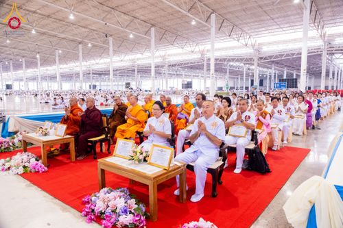 ภาพ No.127118:พิธีมอบใบประกาศเกียรติคุณองค์กรนานาชาติ และหน่วยงานที่ชักชวนคนร่วมโครงการนั่งสมาธิเพื่อสันติภาพโลกมากที่สุด วันอาทิตย์ที่ 1 มีนาคม พ.ศ. 2567 ณ สภาธรรมกายสากล วัดพระธรรมกาย