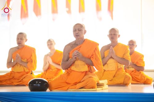 ภาพ No.209380:วันอาทิตย์ที่ 2 มีนาคม พ.ศ. 2568 พิธีตักบาตร ข้าวสารอาหารแห้ง ณ บ้านแก้วเรือนทองคุณยายฯ สภาธรรมกายสากล วัดพระธรรมกาย