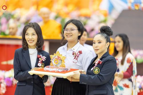 ภาพ No.124687:พิธีมอบโล่วัชรเกียรติยศ โครงการตอบปัญหาศีลธรรมเพื่อสันติภาพโลก (World-PEC) ต่างประเทศ ครั้งที่ 17 ณ ห้องแก้วสารพัดนึก 1 วัดพระธรรมกาย ในวันมาฆบูชา เสาร์ที่ 24 กุมภาพันธ์ พ.ศ. 2567