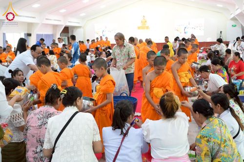 ภาพ No.218099:วันอาทิตย์ที่ 13 เมษายน พ.ศ. 2568 พิธีตักบาตรฉลองสามเณรใหม่ 75 รูป เนื่องในวันสงกรานต์ (โครงการบรรพชาสามเณรฟื้นฟูพระพุทธศาสนาทั่วไทย ประจำปีพุทธศักราช 2568) ณ ศูนย์ปฏิบัติธรรมระยอง(บ้านช่องลม) ตำบลบางบุตร อำเภอบ้านค่าย จังหวัดระยอง