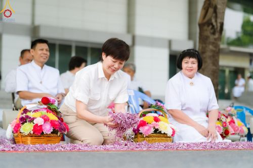 ภาพ No.120063:พิธีต้อนรับพระธรรมยาตรา ในโครงการธรรมยาตรา กตัญญูบูชา มหาปูชนียาจารย์ พระมงคลเทพมุนี(สด จนฺทสโร) พระผู้ปราบมาร อนุสรณ์สถาน 7 แห่ง ปีที่ 12 วันที่ 28 มกราคม พ.ศ. 2567 ณ วัดพระธรรมกาย จ.ปทุมธานี