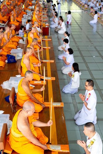 ภาพ No.205730:พิธีสวดพระพุทธมนต์ และถวายภัตตาหารเมนูสวรรค์แด่พระภิกษุ สามเณร วันจันทร์ที่ 3 กุมภาพันธ์ พ.ศ. 2568 ณ หอฉันคุณยายอาจารย์ฯ วัดพระธรรมกาย