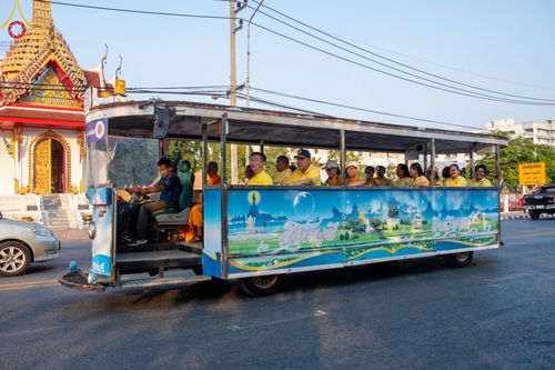 ภาพ No.59169:พิธีปลงผมและแห่นาคธรรมทายาท ในโครงการบรรพชาสามเณร ภาคฤดูร้อน เฉลิมพระเกียรติพระบาทสมเด็จพระเจ้าอยู่หัว เนื่องในโอกาส  พระราชพิธีมหามงคลเฉลิมพระชนมพรรษา 6 รอบ  ปลงผมนาคในวันที่ 21 เมษายน พ.ศ 2567 ณ วัดกลางธนรินทร์ (ธรรมอุทยานบ้านแป้ง)