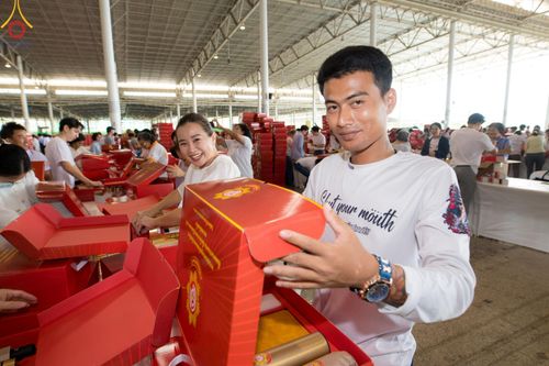 ภาพ No.212305:วันพุธที่ 19 มีนาคม พ.ศ. 2568 การบรรจุไทยธรรมลงกล่องสำเร็จ 43,500 กล่อง เพื่อถวายแด่พระสังฆาธิการ 40,000 กว่าวัดทั่วไทย ในวันคุ้มครองโลก 22 เมษายน พ.ศ. 2568 ณ บ้านแก้วเรือนทองคุณยายฯ วัดพระธรรมกาย