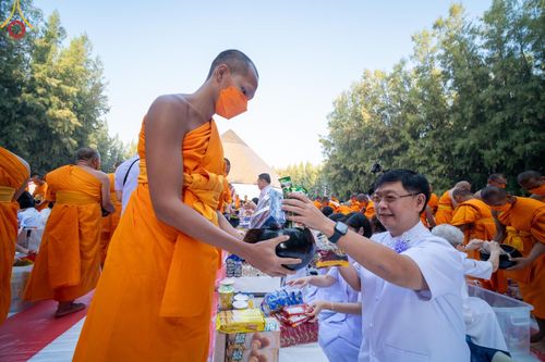 ภาพ No.107584:พิธีตักบาตรพระธรรมยาตราฯ ในโครงการธรรมยาตรากตัญญูบูชา มหาปูชนียาจารย์ พระมงคลเทพมุนี(สด จนฺทสโร) พระผู้ปราบมาร ปีที่ 12 ณ อนุสรณ์สถานมหาวิหารพระมงคลเทพมุนี อ.สองพี่น้อง จ.สุพรรณบุรี วันที่ 7 มกราคม พ.ศ. 2567