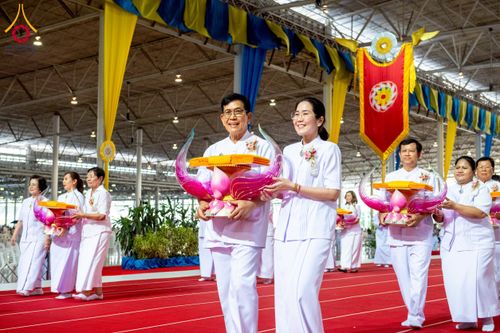 ภาพ No.215437:วันอาทิตย์ต้นเดือนที่ 6 เมษายน พ.ศ. 2568 ขบวนอัญเชิญผ้าป่าสมทบ มหาสังฆทาน 40,000 กว่าวัดทั่วประเทศ ณ สภาธรรมกายสากล วัดพระธรรมกาย