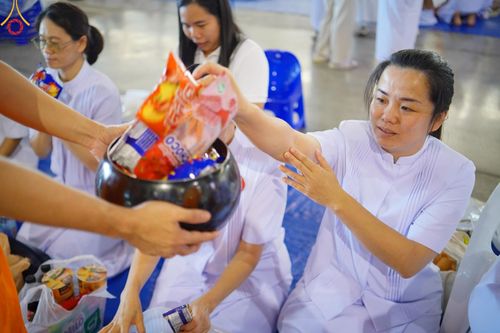 ภาพ No.167540:พิธีตักบาตรและพิธีบูชาข้าวพระ ในวันอาทิตย์ที่ 3 พฤศจิกายน พ.ศ. 2567 ณ วัดพระธรรมกาย