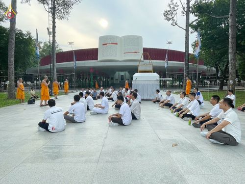 ภาพ No.88740:คณะสงฆ์ เจ้าหน้าที่ และสาธุชน ทุ่มเทแรงกายแรงใจเตรียมงาน เพื่องานวันครูผู้ค้นพบวิชชาธรรมกาย ตั้งแต่วันที่ 20 กันยายน พ.ศ. 2566