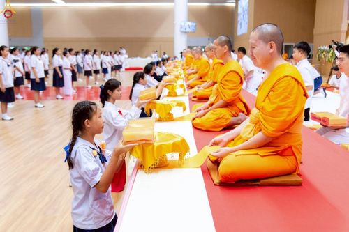 ภาพ No.245965:วันเสาร์ที่ 13 กันยายน พ.ศ. 2568 พิธีมอบผ้าไตรประธานกฐินสัมฤทธิ์เด็กดี V-Star ณ สภาธรรมกายสากล วัดพระธรรมกาย