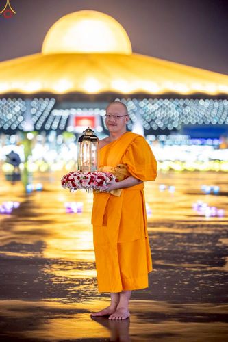ภาพ No.244257:วันที่ 7 กันยายน พ.ศ. 2568 พิธีจุดประทีป วันครูผู้ค้นพบวิชชาธรรมกาย ณ ลานธรรมฯ และวิหารคด วัดพระธรรมกาย