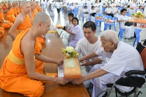 ภาพ No.162180:พิธีถวายภัตตาหารเมนูสวรรค์ เนื่องในวันออกพรรษา (ขึ้น 15 ค่ำ เดือน 11) วันพฤหัสบดีที่ 17 ตุลาคม พ.ศ. 2567 ณ หอฉันคุณยายอาจารย์ฯ วัดพระธรรมกาย