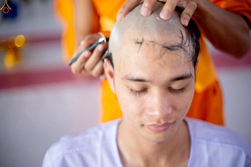 ภาพ No.248648:วันที่ 28 กันยายน พ.ศ. 2568 พิธีตัดปอยผม และปลงผม โครงการอุปสมบทบูชาธรรม 141 ปี พระมงคลเทพมุนี ณ วิหารคด วัดพระธรรมกาย