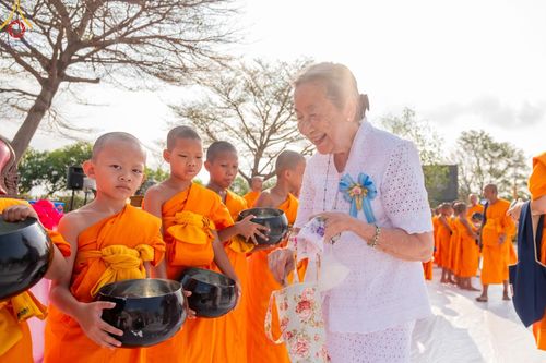 ภาพ No.58166:พิธีตักบาตรพระภิกษุและสามเณร 180 รูป ณ ลานองค์พระสมุทรเจดีย์ จ.สมุทรปราการ วันเสาร์ที่ 27 เมษายน พ.ศ. 2567