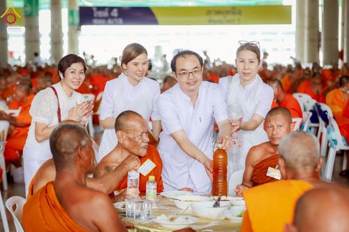 ภาพ No.219452:วันอังคารที่ 22 เมษายน พ.ศ. 2568 พิธีมอบปัจจัยช่วยเหลือครู 4 จังหวัดชายแดนภาคใต้ , พิธีกล่าวคำถวายอุปกรณ์ เพื่อเตรียมการต้อนรับคณะสงฆ์ฯ , พิธีกล่าวคำถวายภัตตาหารเป็นสังฆทาน , คณะสงฆ์ฉันภัตตาหารเพล  เนื่องในวันคุ้มครองโลก พิธีถวายมหาสังฆทานแด่คณะสงฆ์