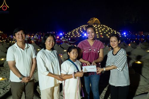 ภาพ No.138688:Photo Story  มหัศจรรย์วัดดงดินแดง Episode 6 พระภิกษุ-สามเณร ในโครงการบรรพชาอุปสมบทหมู่  กว่า 500 รูป และศีลจาริณีกว่า 300 คน ร่วมกันก่อพระเจดีย์ทราย 20,000 องค์ และจุดประทีป  บูชาธรรม 80 ปี หลวงพ่อธมฺมชโย กลางลำน้ำแม่ตื่น