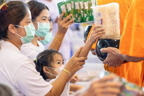 ภาพ No.158977:พิธีตักบาตร ในวันอาทิตย์ต้นเดือน วันที่ 6 ตุลาคม พ.ศ. 2567 ณ สภาธรรมกายสากล วัดพระธรรมกาย