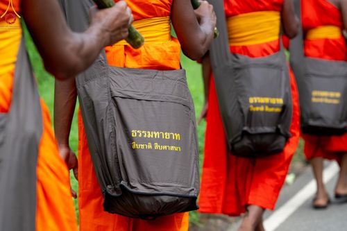 ภาพ No.140732:PhotoStory มหาศรัทธา ธรรมยาตราศรีลังกา EP.4 โครงการสยาม-ลังกา ธรรมยาตรา ฉลองเทศกาลวิสาขบูชาแห่งชาติ ศรีลังกา  บูชาธรรม 80 ปีหลวงพ่อธัมมชโย เส้นทางจาก เมืองดัมบูลลา ไปยัง เมืองมาตะเล  ตั้งแต่วันที่ 17-20 พฤษภาคม พ.ศ. 2567