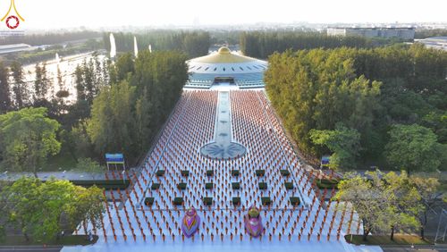 ภาพ No.104440:พระธรรมยาตราร่วมปฏิบัติธรรม และถ่ายภาพหมู่ประวัติศาสตร์ หน้ามหาวิหารพระมงคลเทพมุนี วันที่ 27 ธันวาคม พ.ศ. 2566