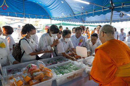 ภาพ No.109048:พิธีถวายภัตตาหารเป็นสังฆทาน แด่คณะพระธรรมยาตราฯ ในโครงการธรรมยาตรากตัญญูบูชา มหาปูชนียาจารย์ พระมงคลเทพมุนี(สด จนฺทสโร) พระผู้ปราบมาร อนุสรณ์สถาน 7 แห่ง ปีที่ 12 วันที่ 9 มกราคม พ.ศ. 2567 ณ อนุสรณ์สถานคลองบางนางแท่น  อ.สามพราน จ.นครปฐม