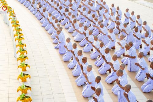 ภาพ No.216999:วันเสาร์ที่ 12 เมษายน พ.ศ. 2568 พิธีเวียนประทักษิณรอบพระมหาธรรมกายเจดีย์  พิธีวันทาเจดีย์ พิธีขอขมาและมอบผ้าไตร ในโครงการอุปสมบทหมู่ บูชาธรรมหลวงพ่อธัมมชโย, โครงการธรรมทายาท ระดับอุดมศึกษา รุ่นที่ 52 ,  โครงการบวชพระนานาชาติ AEC & WAB CEO รุ่นที่ 4 , ณ ว