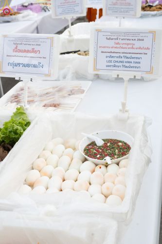 ภาพ No.190513:สาธุชนถวายภัตตาหารเป็นสังฆทาน แด่พระธรรมยาตรา ณ อนุสรณ์สถานมหาวิหารพระมงคลเทพมุนี (โลตัสแลนด์) อ.สองพี่น้อง จ.สุพรรณบุรี ในโครงการธรรมยาตรา กตัญญูบูชา มหาปูชนียาจารย์ พระมงคลเทพมุนี(สด จนฺทสโร) พระผู้ปราบมาร แห่ง ปีที่ 13 วันที่ 7 มกราคม พ.ศ.2568