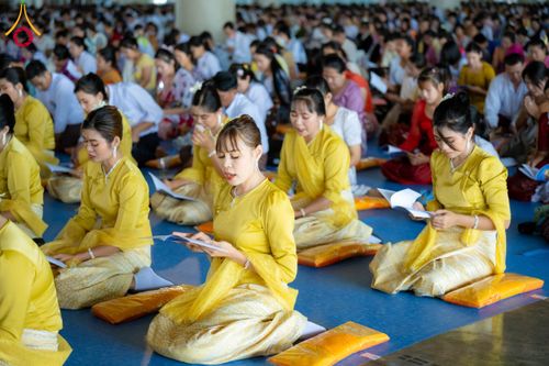 ภาพ No.143724:พิธีถวายผ้าไตร, สวดธรรมจักร, ปฏิบัติธรรม และฟังแสดงพระธรรมเทศนา ภาษาเมียนมา โดยมีสาธุชนชาวเมียนมากว่า 4,000 คน เข้าร่วมพิธี ณ มหารัตนวิหารคด วัดพระธรรมกาย วันอาทิตย์ที่ 7 กรกฎาคม พ.ศ. 2567