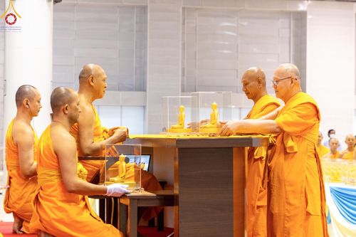 ภาพ No.159525:สัมมนาพิเศษและพิธีมอบองค์พระธรรมกาย 2,000 องค์ ณ ห้องแก้วสารพัดนึก 1 วัดพระธรรมกาย วันอาทิตย์ต้นเดือนที่ 6 ตุลาคม พ.ศ. 2567