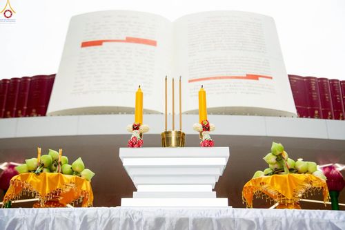 ภาพ No.228907:วันเสาร์ที่ 14 มิถุนายน พ.ศ. 2568 พิธีเวียนประทักษิณ , พิธีขอขมารับผ้าไตร ในโครงการบรรพชาอุปสมบทหมู่ ผู้บริหารรุ่นที่ 15 และ อุดมศึกษา รุ่นที่ 52 ณ โบสถ์พระไตรปิฎก วัดพระธรรมกาย