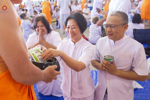 ภาพ No.222024:วันที่ 4 พฤษภาคม พ.ศ. 2568 พิธีตักบาตร เนื่องในวันอาทิตย์ต้นเดือน ณ บ้านแก้วเรือนทองคุณยายฯ วัดพระธรรมกาย