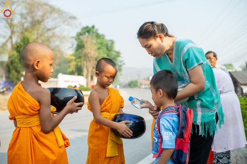 ภาพ No.62299:Photo Story  มหัศจรรย์วัดดงดินแดง Episode 4 กิจกรรมตักบาตรฉลองพระ-เณรกว่า 500 รูป